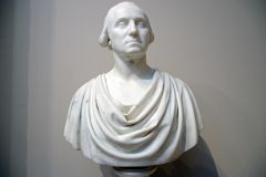 760 George Washington marble statue - Hiram Powers 1844 - American Wing New York Metropolitan Museum of Art.jpg